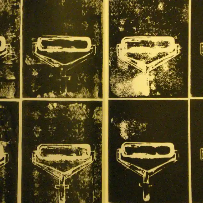 Épreuve d’un motif de rouleaux répété, encre jaune sur fond noir